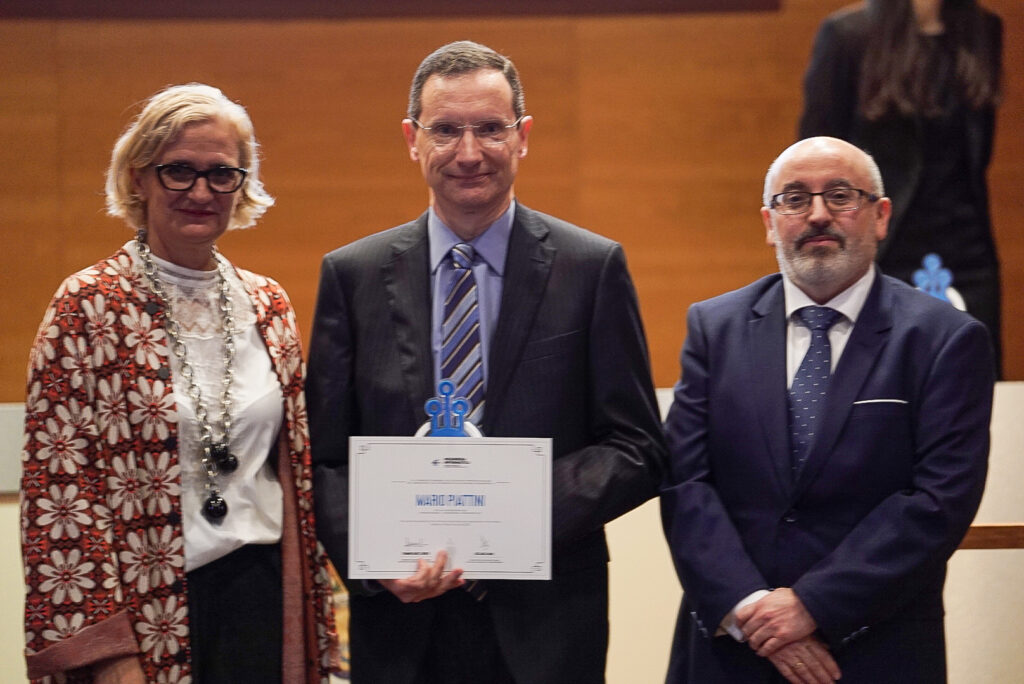 Mario Piattini Bilgisayar Mühendisliğinde Ulusal Ödülü alırken