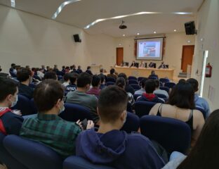 Estudiantes en el salón de actos de la ESI