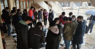 Estudiantes de esi uclm junto al ajedrez del patio exterior