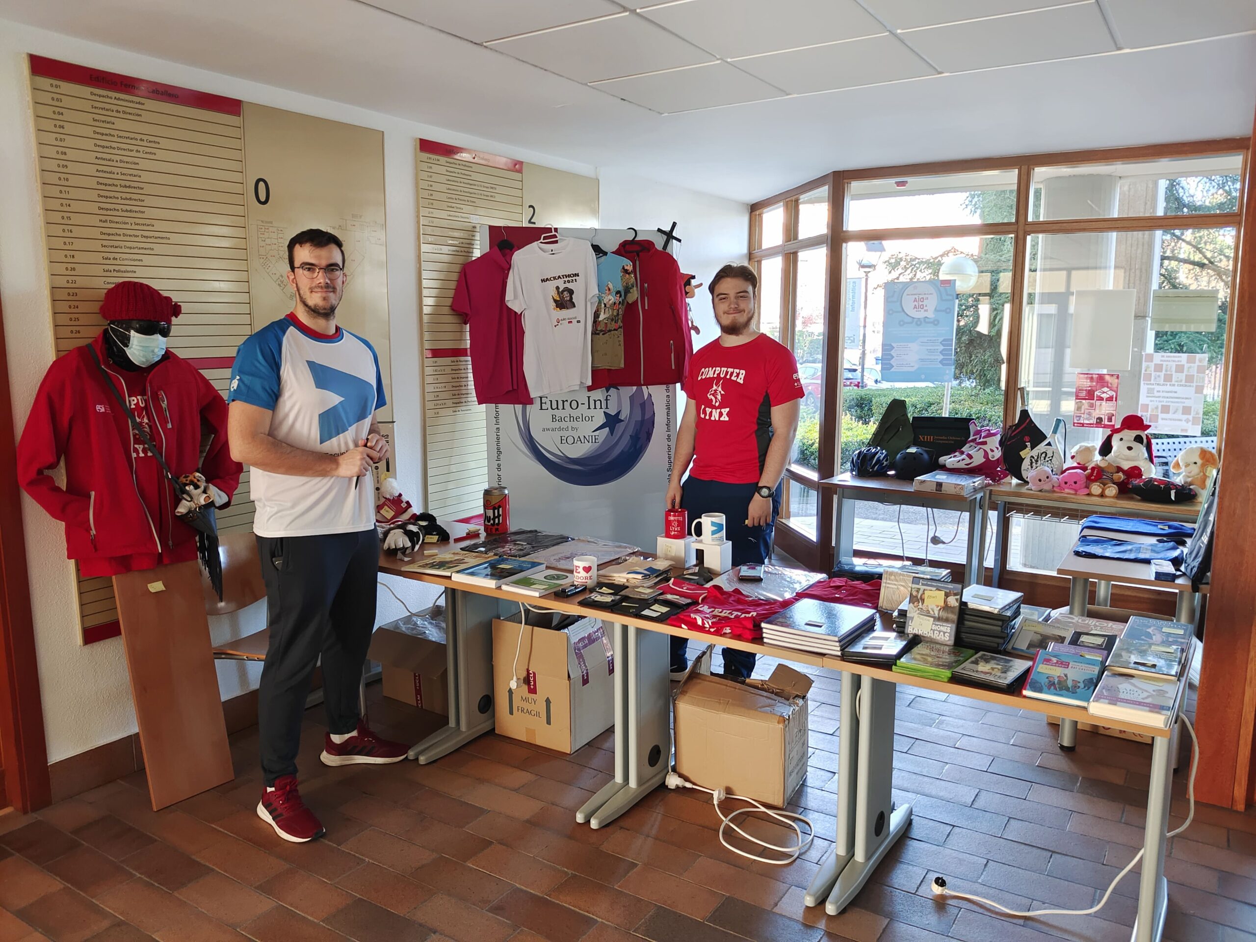 Mercadillo del proyecto solidario Resicla y ayuda de la esi uclm