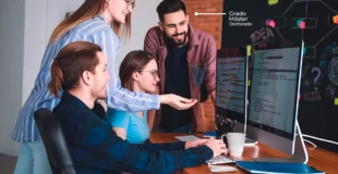 Estudiantes de Informática frente al ordenador