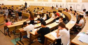 Estudiantes haciendo examen de la EVAU