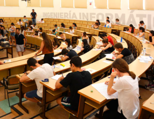 Estudiantes haciendo examen de la EVAU