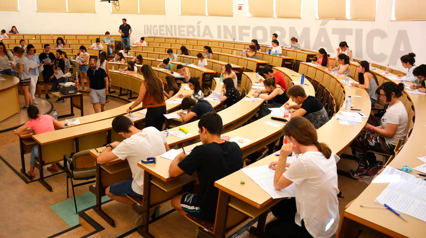 Estudiantes haciendo examen de la EVAU