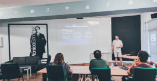 Estudiante defiendiendo su trabajo fin de grado en la esi uclm