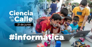 Chicos y chicas jóvenes participando en el stand de informática en el evento de Ciencia en la Calle