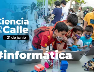 Chicos y chicas jóvenes participando en el stand de informática en el evento de Ciencia en la Calle