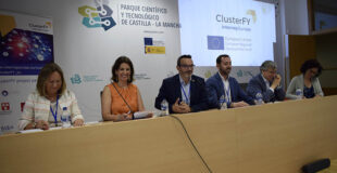 Mesa de representantes entre los que se encuentra Juan Carlos López, profesor de la Escuela Superior de Informática