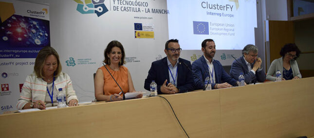 Table of representatives among which is Juan Carlos López, professor at the Higher School of Informatics