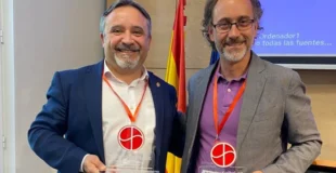 Ismael García y Andrés Prado recibiendo el premio