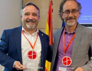 Ismael García y Andrés Prado recibiendo el premio