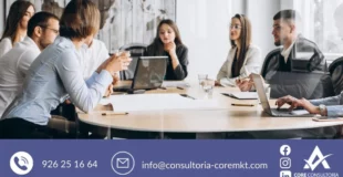 Reunión en mesa redonda con personas alrededor