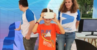 miembros de la ESI UCLM alrededor de un niño con gafas de realidad virtual