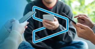 Tres personas votando con teléfono móvil