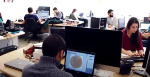 Investigadores trabajando