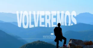 Mujer en la cima de la montaña divisando la palabra Volveremos. Logo de la Escuela Superior de Informática y letrero de curso 2022-2023