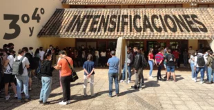 Estudiantes de la Escuela Superior de Informática en el patio interior