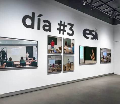 Esposizione di foto delle difese dei progetti di fine studio presso la Escuela Superior de Informática de Ciudad Real