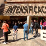Estudiantes de la Escuela Superior de Informática en el patio interior