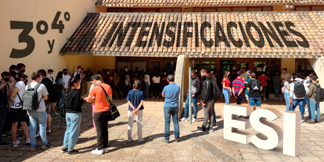 Estudiantes de la Escuela Superior de Informática en el patio interior