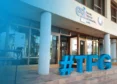 Lettres TFG intégrées dans la façade de l'École supérieure d'informatique de Ciudad Real