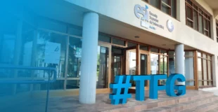 Letras TFG integradas en la fachada de la Escuela Superior de Informática de Ciudad Real