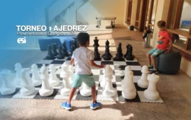 Niños jugando al ajedrez gigante de la ESI