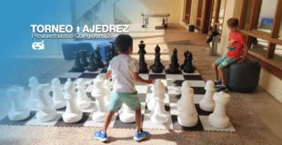 Niños jugando al ajedrez gigante de la ESI
