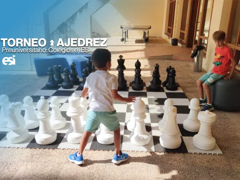 Niños jugando al ajedrez gigante de la ESI