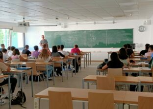 Estudiantes en el aula de la esi uclm