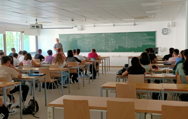 Estudiantes en el aula de la esi uclm