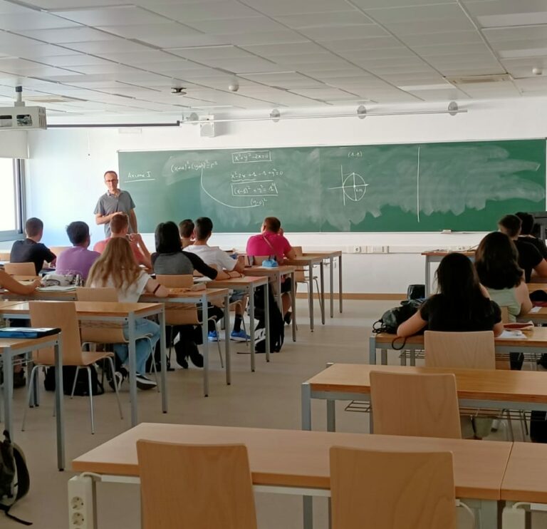 Estudiantes en el aula de la esi uclm