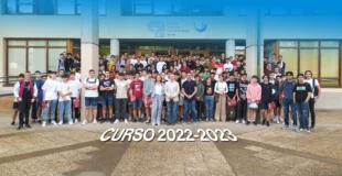 Estudiantes del primer curso en la puerta de entrada de la escuela superior de informática, uclm