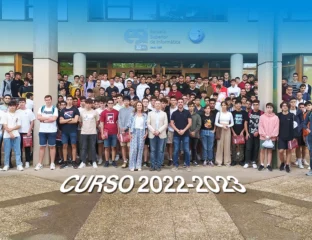 Estudiantes del primer curso en la puerta de entrada de la escuela superior de informática, uclm