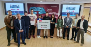 Miembros del proyecto resicla y ayuda hacen entrega del cheque de 1112 euros a Cruz Roja