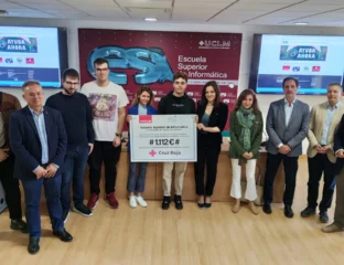 Miembros del proyecto resicla y ayuda hacen entrega del cheque de 1112 euros a Cruz Roja