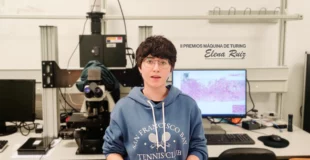 Elena Ruiz presentando su trabajo fin de estudios en la escuela superior de informática de ciudad real, uclm