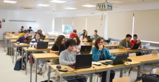 Estudiantes en la esi uclm, en el aula.
