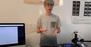 Pablo Tomás Toledano presentando su TFG premiado en los premios máquina de turing