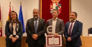 Crescencio Bravo recogiendo el premio wendy hall a la mejor web de Escuela