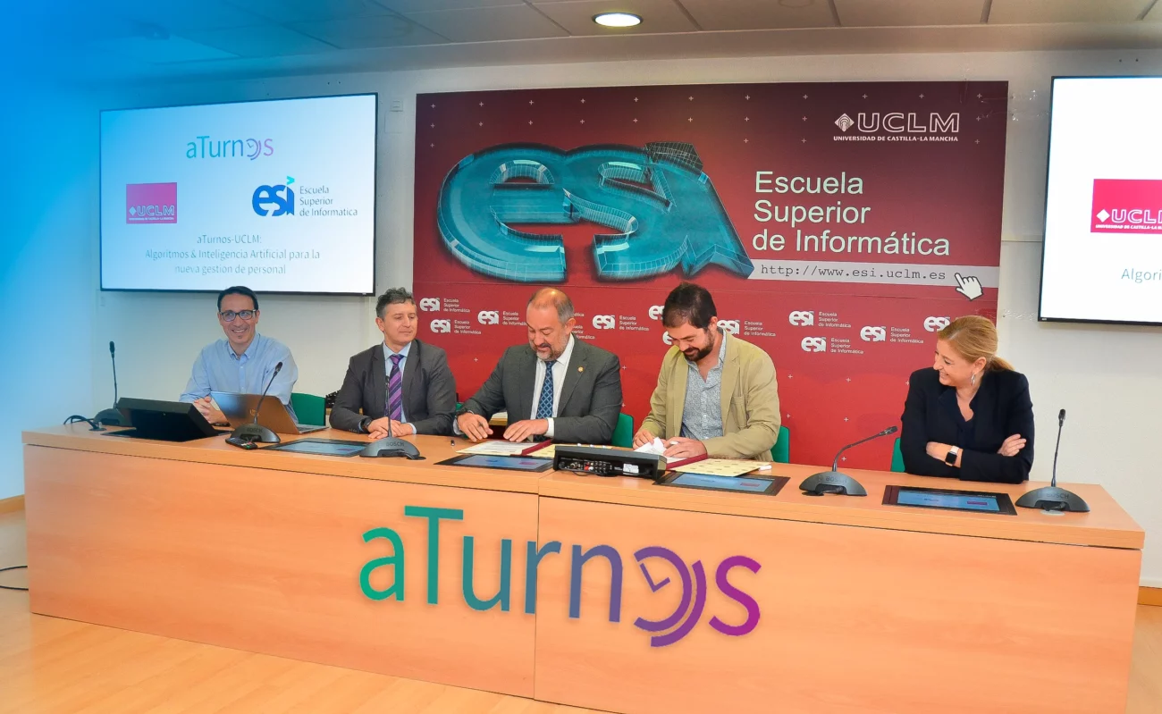 aTurnos'u imzalayın. Jesús Serrano, Crescencio Bravo, Julián Garde, Pablo Ansola ve Ángela González