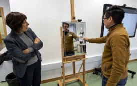 María José Santofimia mostrando el espejo