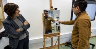 María José Santofimia mostrando el espejo