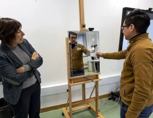María José Santofimia 展示鏡子