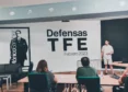 Estudiante defendiendo su TFE en la sala Mónico Sánchez de la ESI UCLM
