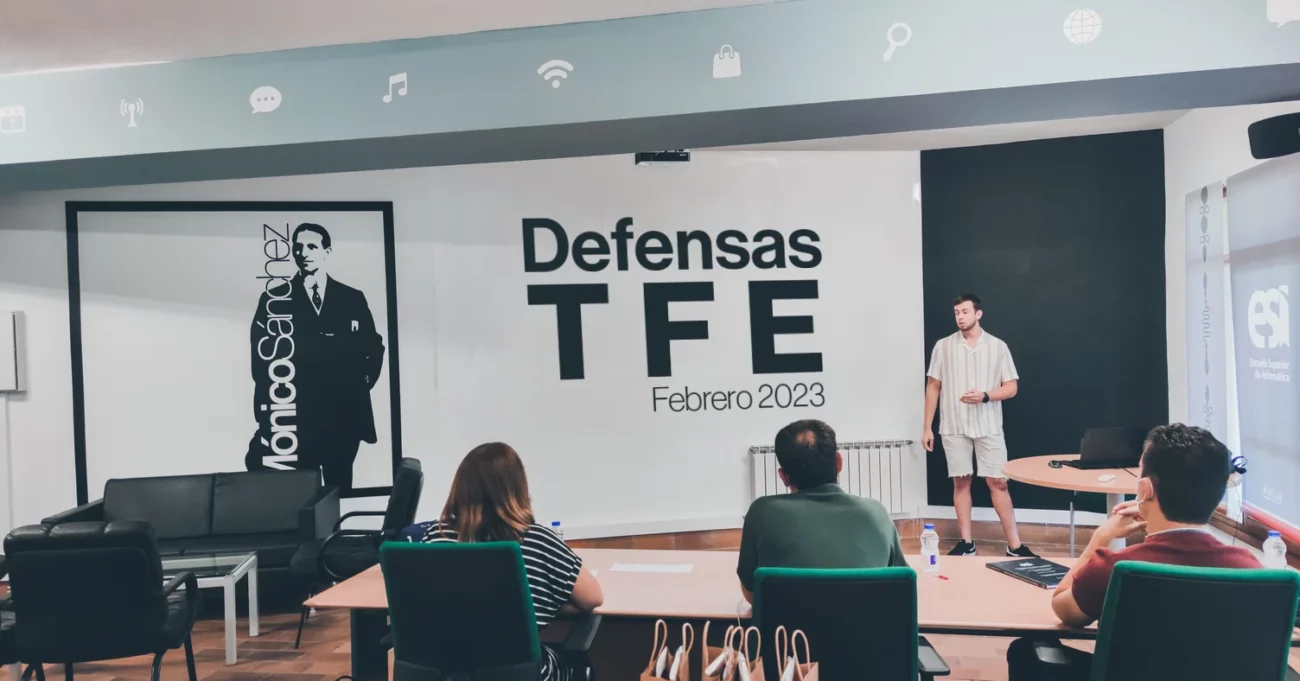 Studente che difende il suo TFE nell'aula Mónico Sánchez dell'ESI UCLM