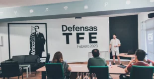 Estudiante defendiendo su TFE en la sala Mónico Sánchez de la ESI UCLM