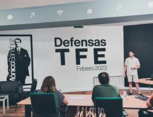 Studente che difende il suo TFE nell'aula Mónico Sánchez dell'ESI UCLM