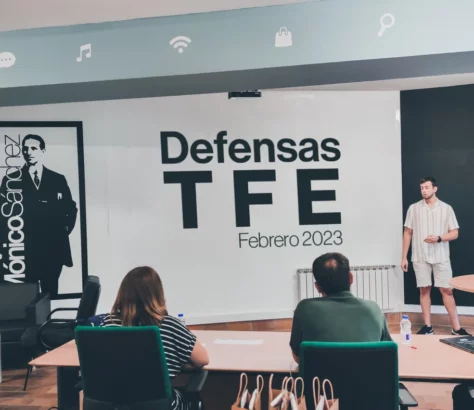 Student verteidigt seinen TFE im Raum Mónico Sánchez der ESI UCLM