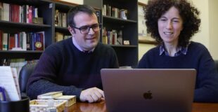 l profesor de la UCLM, Francisco Pascual Romero, y la vicerrectora de Estudiantes, Ángeles Carrasco